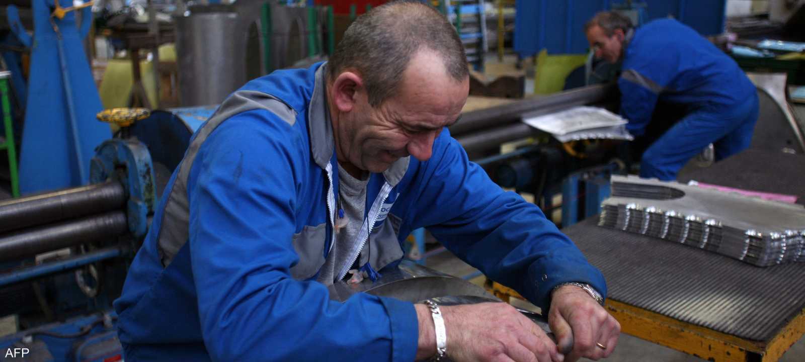 عامل في أحد المصانع البريطانية