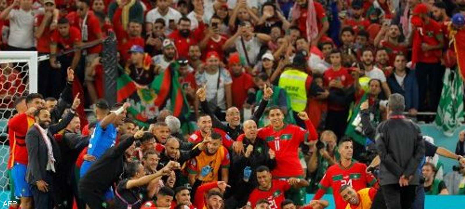 لاعبو المغرب يحتلفون مع الجماهير