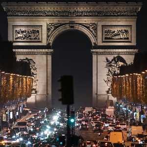 شارع الشانزليزيه الشهير في العاصمة الفرنسية باريس