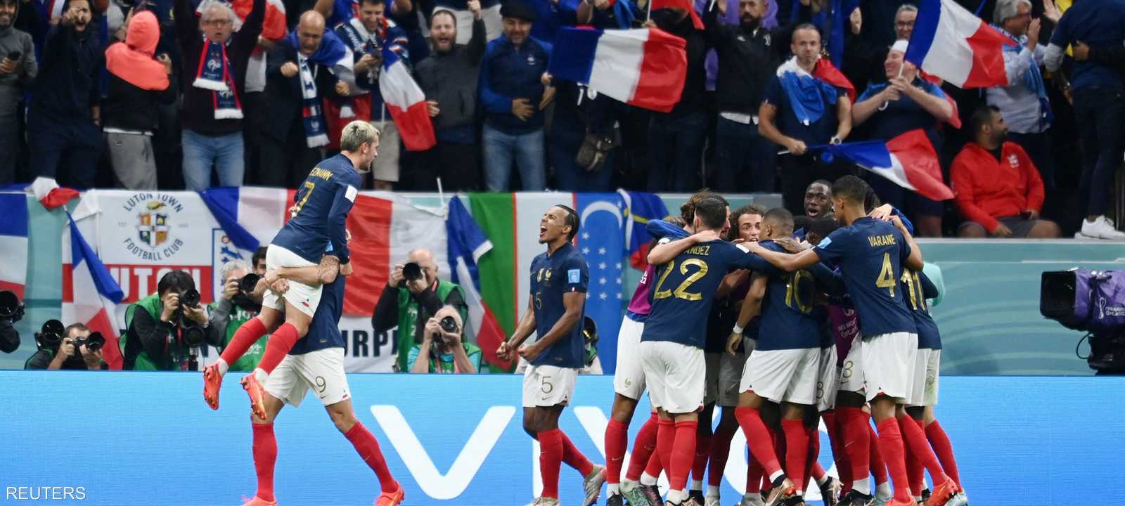 فرحة لاعبي فرنسا بعد الفوز على إنجلترا