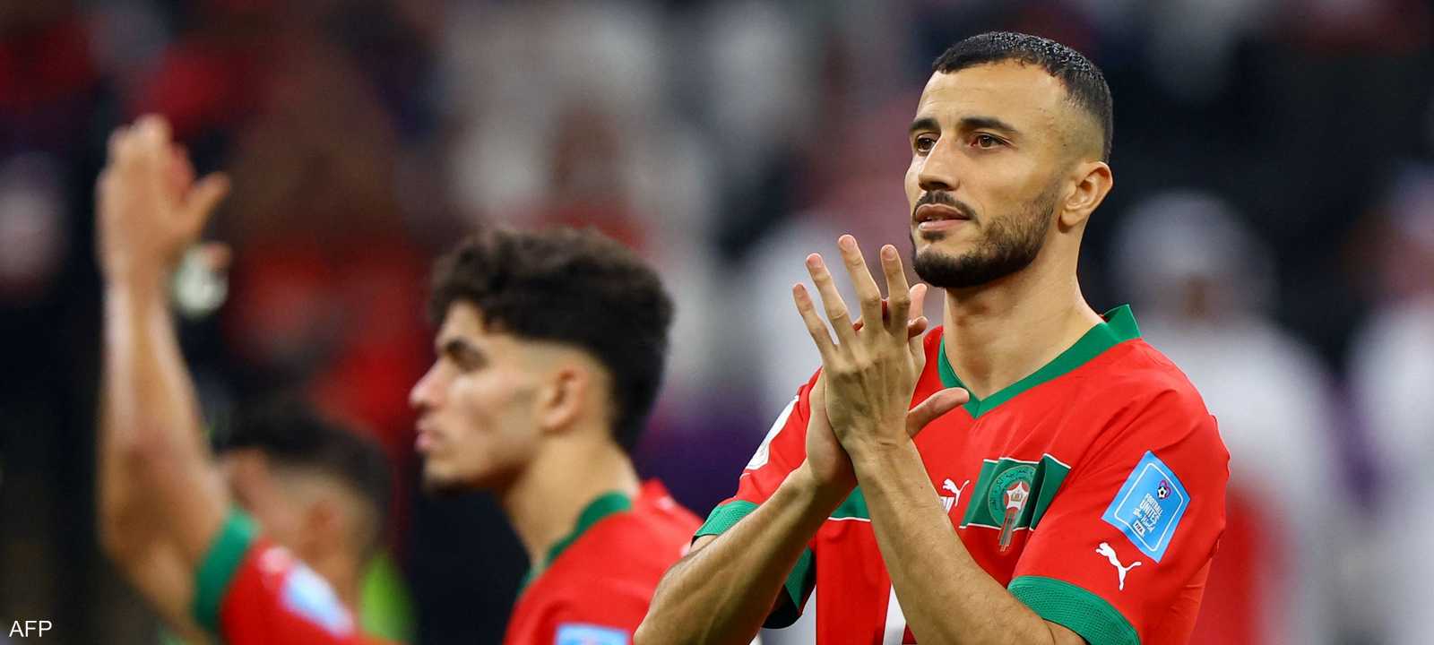 لاعبو المنتخب المغربي يحيون الجمهور المغربي بعد المباراة