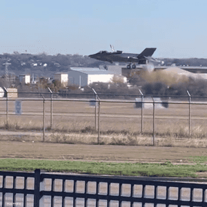 المقاتلة أثناء محاولة الهبوط