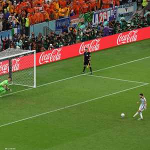 ميسي مسجلا ركلة الترجيح على هولندا