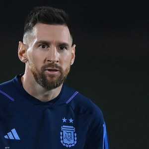 ميسي والأرجنتين.. أقوى المرشحين يصل الدوحة