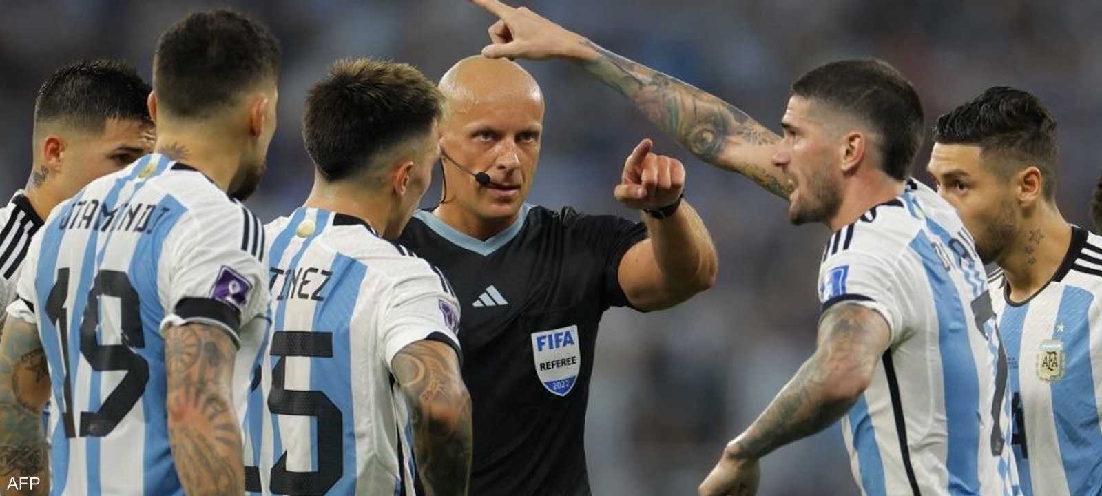 مارسينياك مع لاعبي الأرجنتين