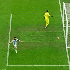 ميسي يحتفل بعد إحراز الهدف الأول في مرمى فرنسا