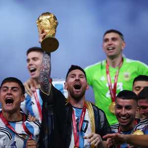ميسي يرفع كأس العالم