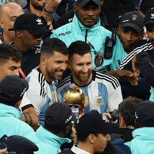 ميسي وأغويرو يحملان الكأس احتفالا بالفوز بالبطولة