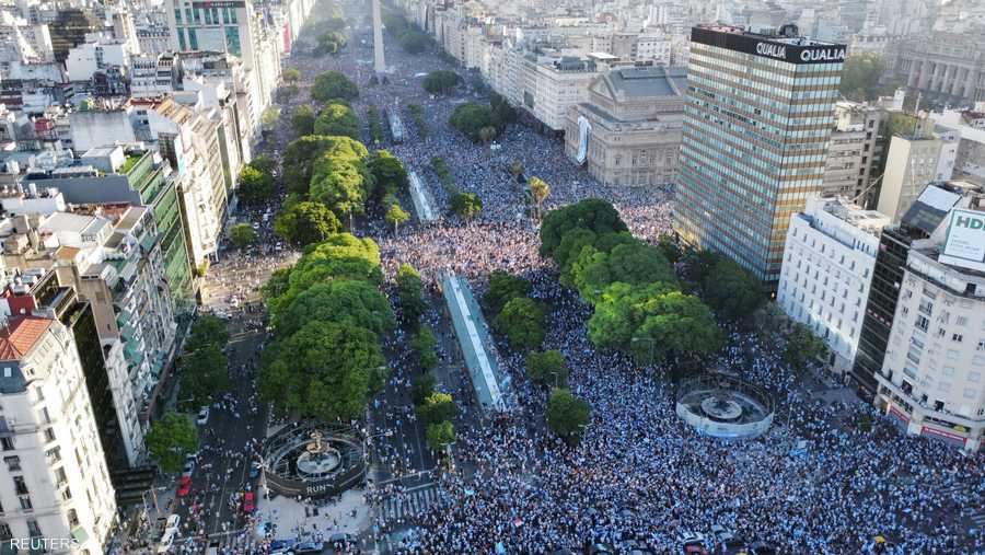 حشود هائلة على امتداد الساحة الرئيسية في العاصمة الأرجنتينية