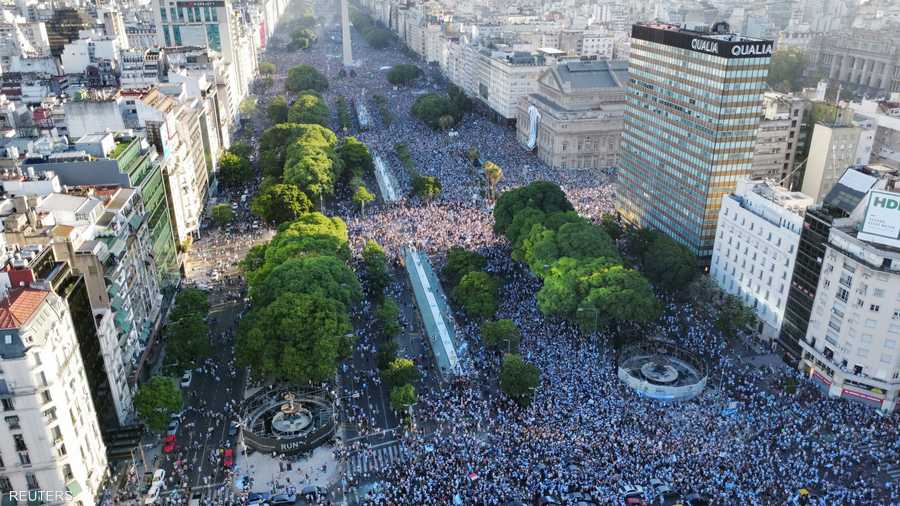 حشود هائلة على امتداد الساحة الرئيسية في العاصمة الأرجنتينية