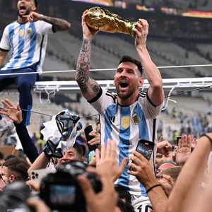 نجم الأرجنتين ليونيل ميسي يرفع كأس العالم