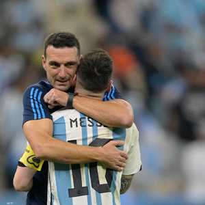 سكالوني وميسي وفرحة الفوز