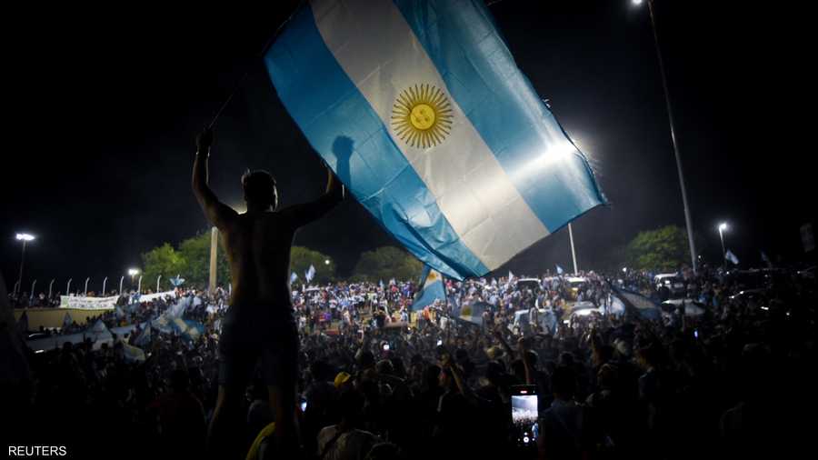 الأرجنتينيون كانوا ينتظرون على مدخل المطار