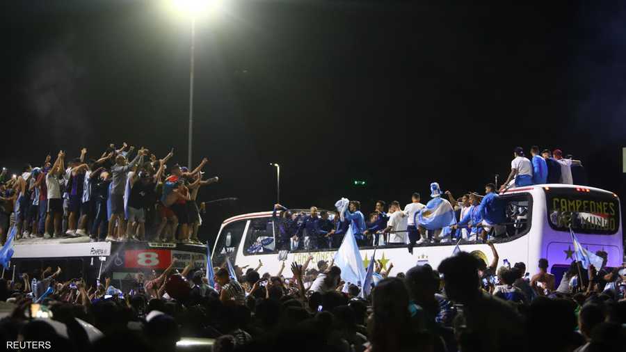 آلاف الأرجنتينيين تدفقوا على الشوارع للاحتفال مع المنتخب
