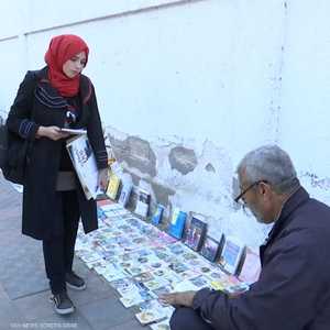 ستيني بغزة يبيع الكتب بأسعار زهيدة لتشجيع القراءة