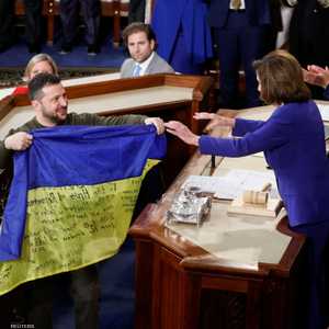 زيلينسكي أهدى الكونغرس علما أوكرانيا جلبه من أرض المعركة