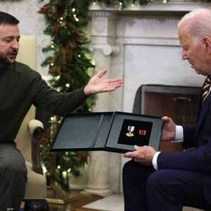 زيلينسكي يقدم لبايدن ميدالية عسكرية أوكرانية