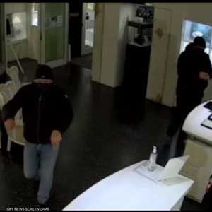 لصوص سرقوا متجر مجوهرات ثم وقعت الصاعقة