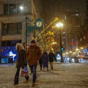 الثلوج تغطي الطرق في الولايات المتحدة