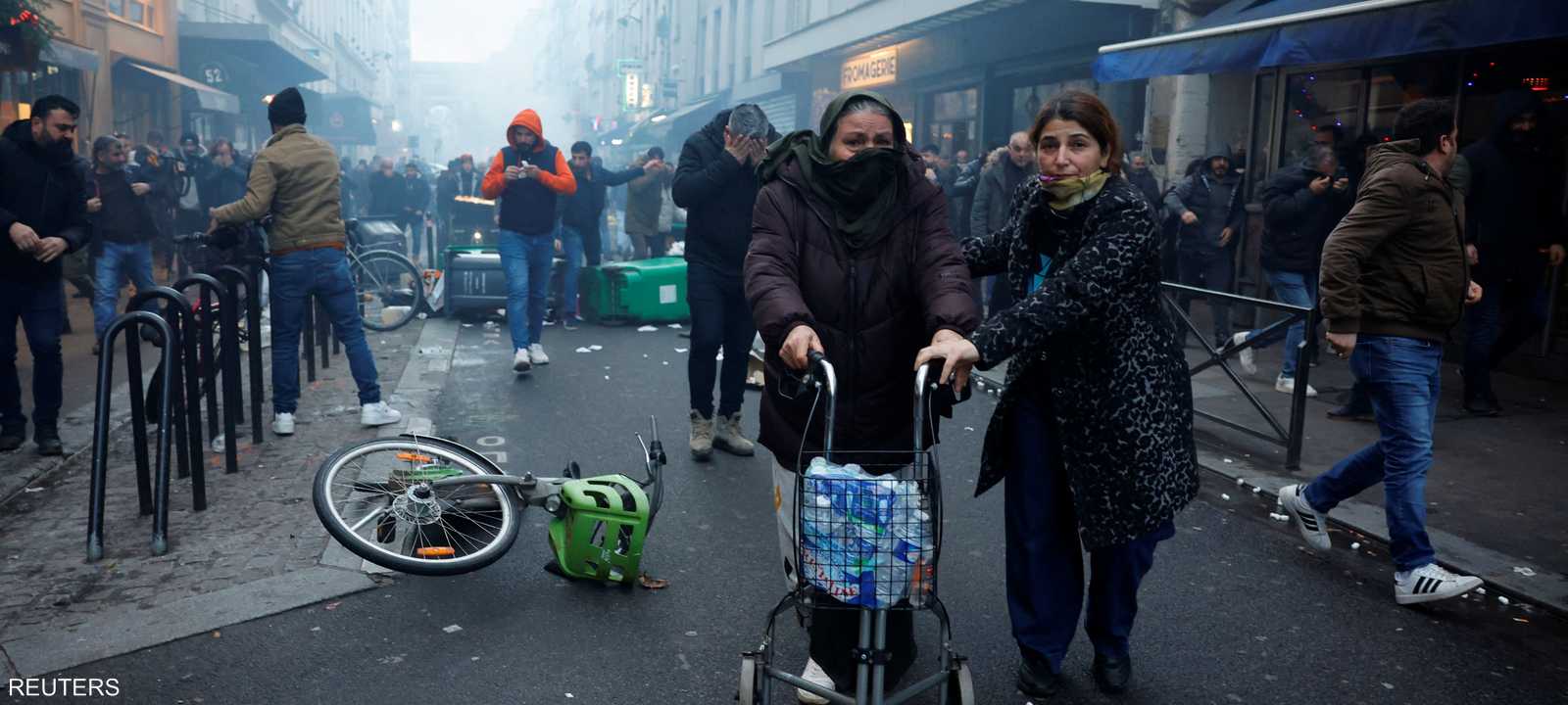 مواجهات بين السكان والشرطة في موقع الحادث