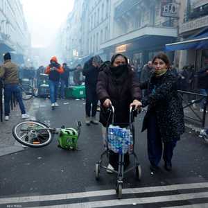 مواجهات بين السكان والشرطة في موقع الحادث