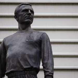 تمثال كوهين أمام نادي فولام الإنجليزي