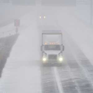 عاصفة شتوية تجتاح كندا وتتسبب في إلغاء رحلات الطيران