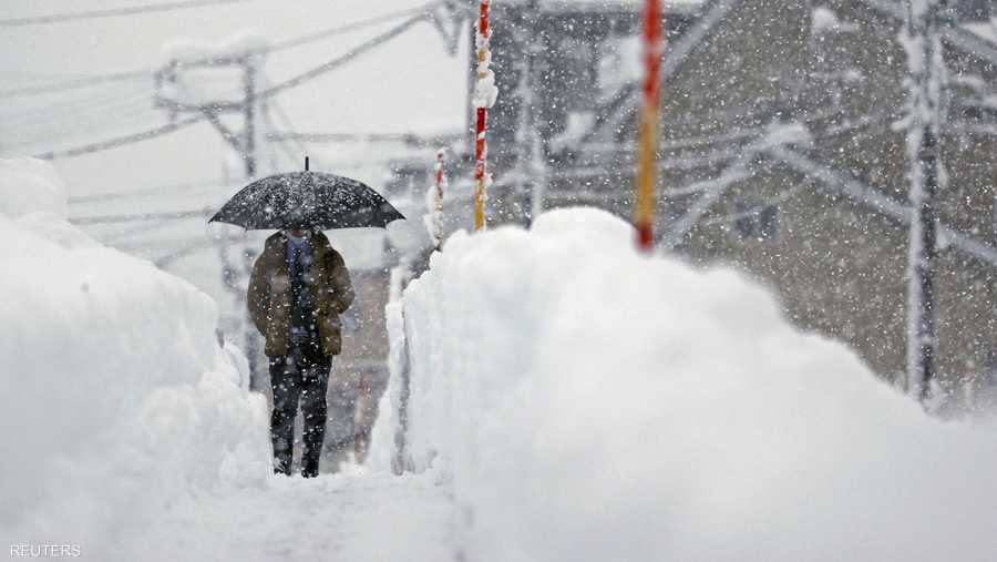 ياباني يشق طريقه وسط الثلوج