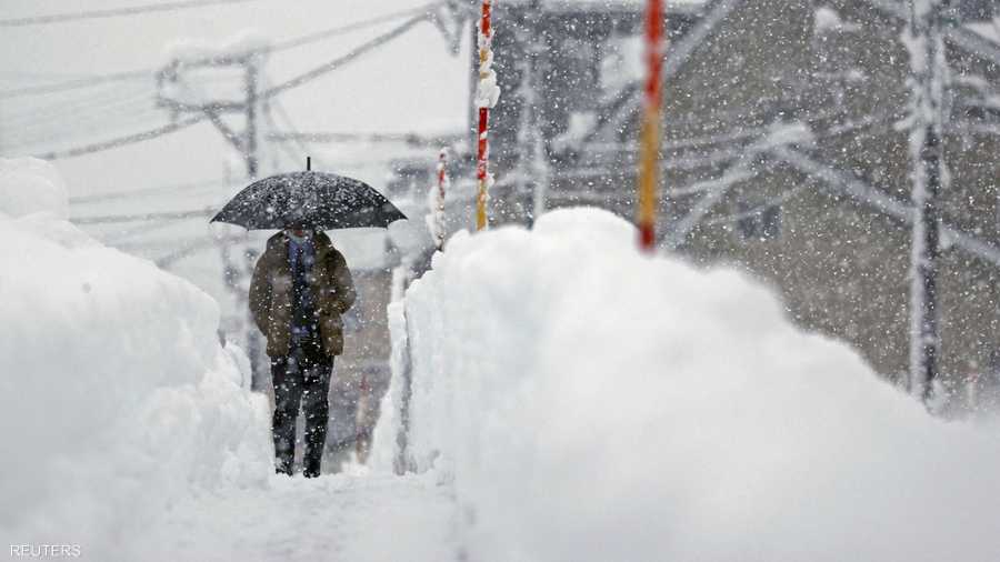 ياباني يشق طريقه وسط الثلوج