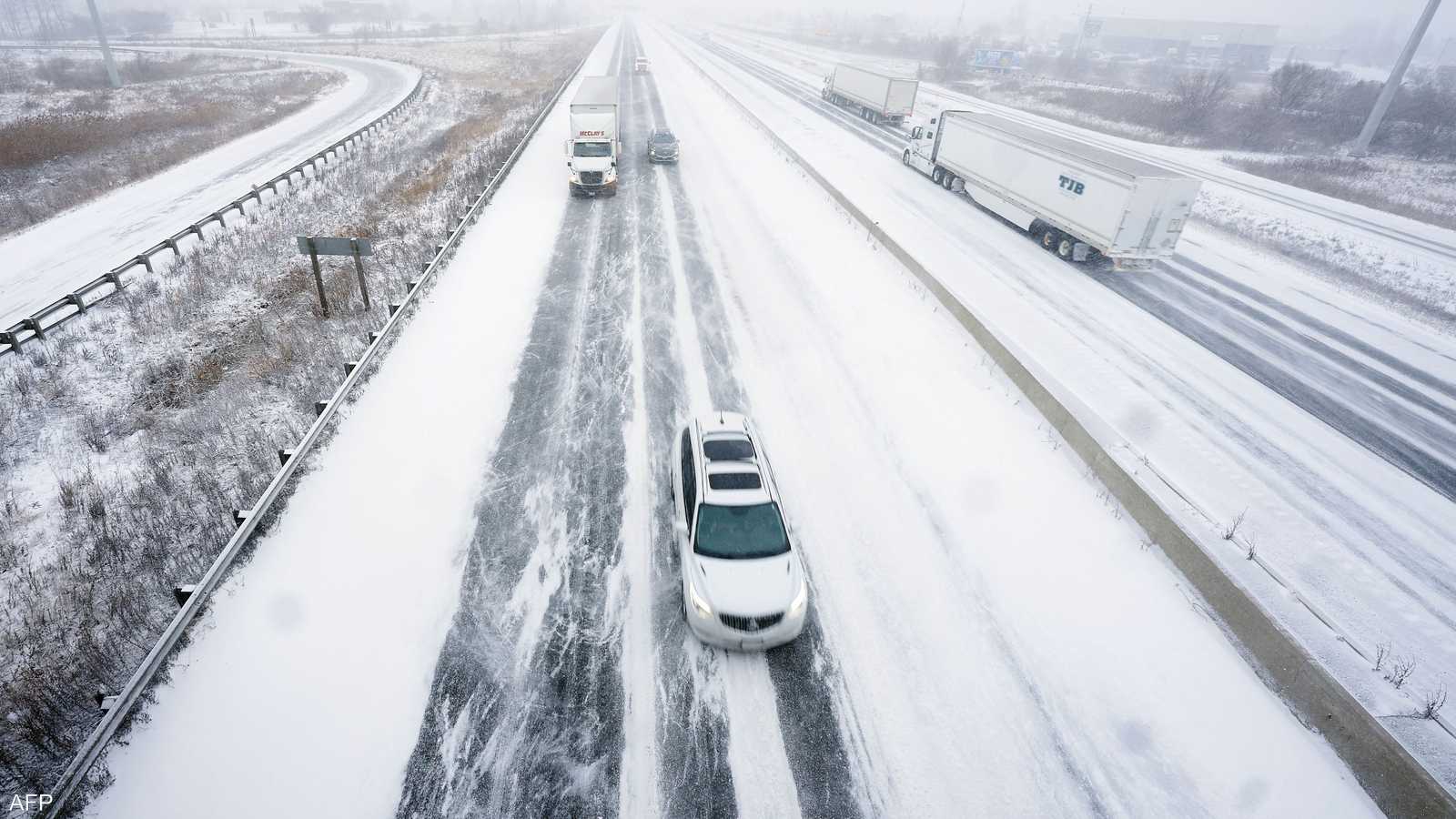 طريق سريع تغطيه الثلوج في أونتاريو بكندا