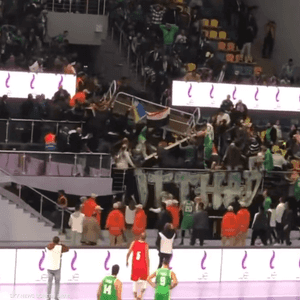 صورة لانهيار المدرج من على مواقع التواصل الاجتماعي