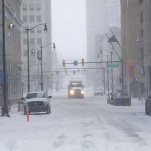 احتمى الملايين في المنازل وغيرها من الأماكن وسط البرد الشديد