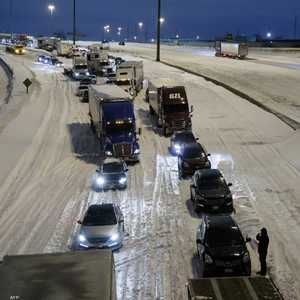 العاصفة شلت الحركة في البلاد