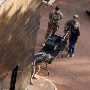 الشرطة البرازيلية تتحقق من حقيبة الظهر فيما إذا كانت مفخخة