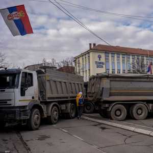 صرب بمدينة ميتروفيتشا شمالي كوسوفو أغلقوا طرقا بشاحنات