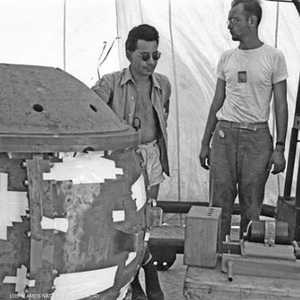 سلوتين (يسار)  لم يكن يعرف أن السلاح الذي يصنعه سيقلته.