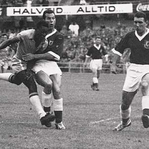 بيليه يرواغ مدافعي ويلز في ربع نهائي مونديال 58