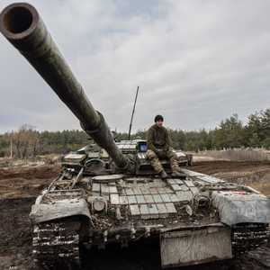 جندي أوكراني على ظهر دبابة روسية شرقي أوكرانيا