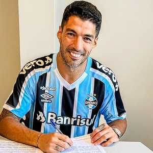 سواريز وقع على عقد يمتد عامين