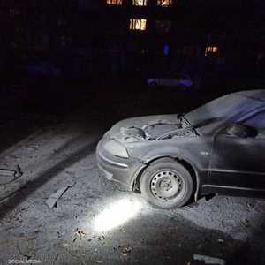 سيارة أصابتها شظايا صاروخ روسي في كييف