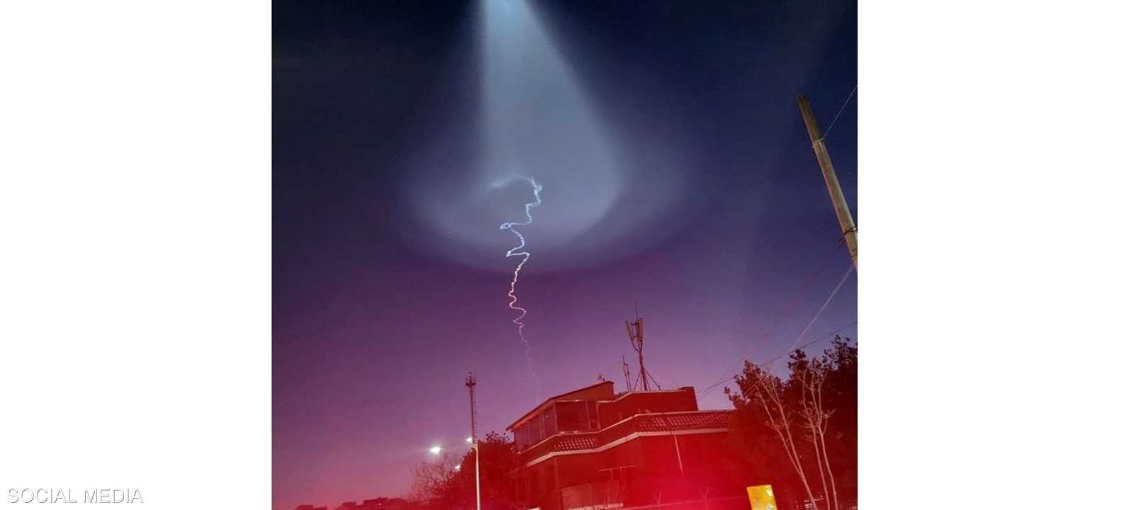 الأضواء الغريبة في السماء أثارت التساؤلات