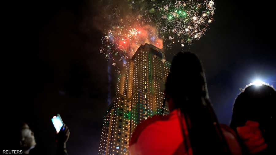 الألعاب النارية فوق برج UAP Old Mutual أثناء احتفالات ليلة رأس السنة الجديدة في نيروبي بكينيا.