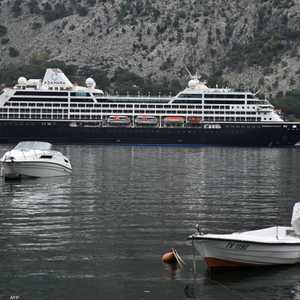 إحدى السفن السياحية .. أرشيفية