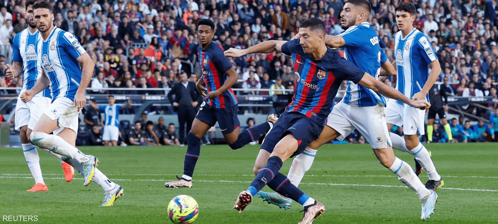 ليفاندوفسكي خلال المباراة أمام إسبانيول