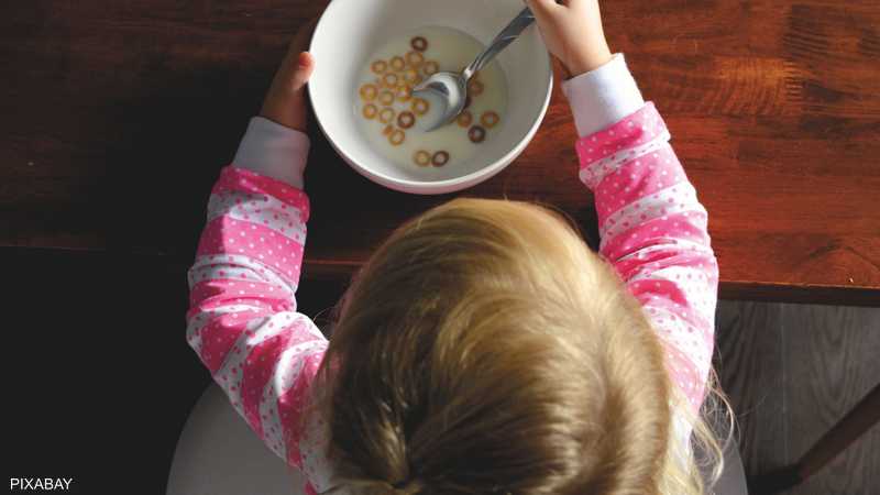 مراقبة الأطفال أثناء تناولهم الطعام مهم.. أرشيفية