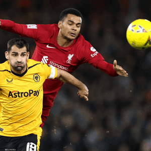 كودي غاكبو في لقطة مع لاعب ولفرهامبتون جوني