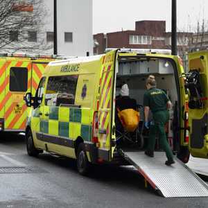 مرضى يموتون في سيارات الإسعاف ببريطانيا بسبب "أزمة الصحة"