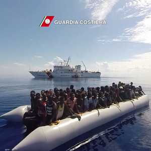 خفر السوال الإيطالي ينقذ قاربا يحمل عشرات الأفارقة