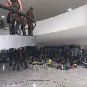 معتقلون على الأرض أمام قوات الأمن في القصر الرئاسي