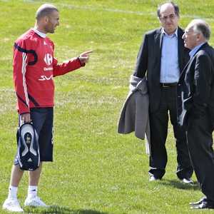 زيدان مع رئيس ريال مدريد ورئيس اتحاد فرنسا لو غرايي
